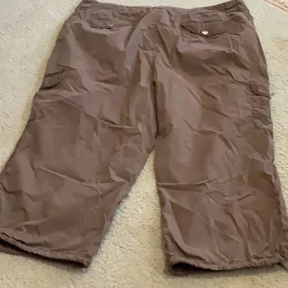 EUC woman’s CARIBBEAN JOE capri pants - Picture 4 of 4